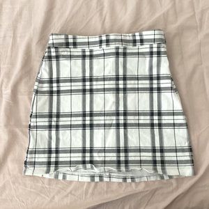 Forever 21 // plaid black & white mini skirt // S